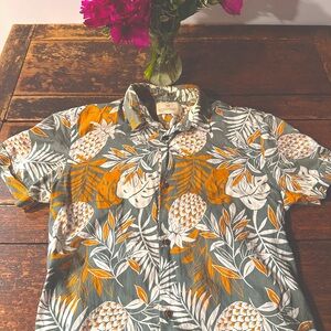 Scotch and Soda pineapple print short sleeve button down collar!